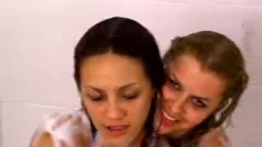 Larissa e uma amiga no banho