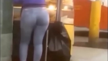 150824 Rico culazo de vendedora