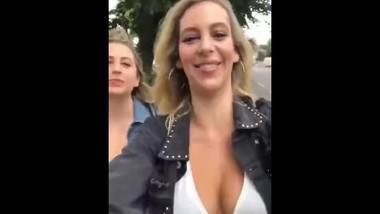 HERMOSAS MODELOS JUGANDOO EN LA CALLE MUY SEXUALES