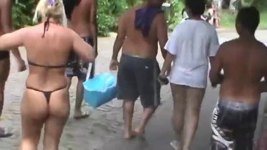 Loira de fio dental foi a cachoeira com 4 amigos vai rolar o que heim