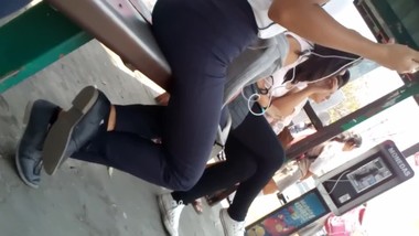 ESTUDIANTE PARADA BUS