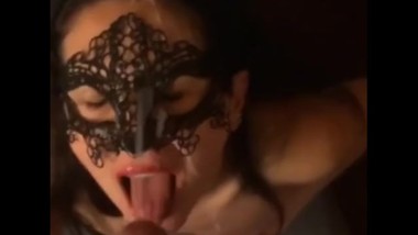 Moglie italiana succhia le palle, fa pompino e viene sborrata in faccia